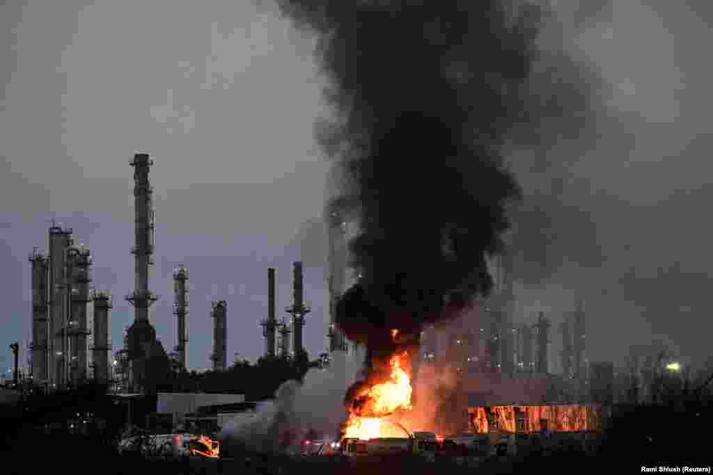 Dim i vatra u zgradi pogođenoj iranskim raketnim napadom, u Haifi, 15. juna.