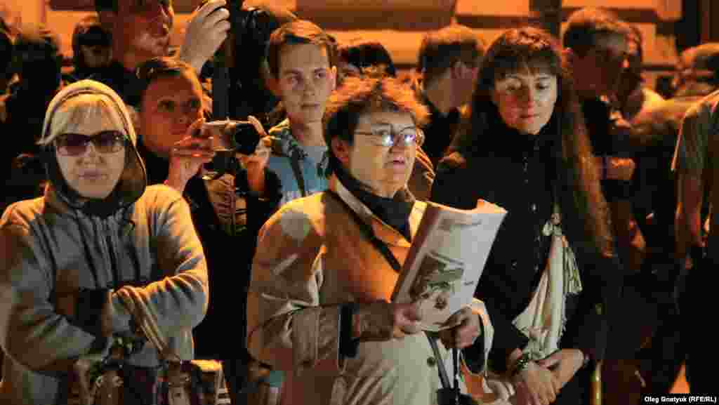 Окрім бійців, до урядового кварталу поступово прибувають також цивільні кияни