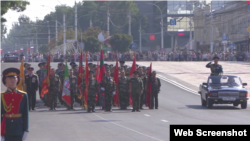 Captură de pe un video de la parada militară organizată la Tiraspol. Circa o mie de soldați au mărșăluit pe strada principală a orașului.