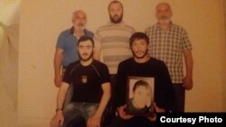 Арамаис Авакян(орқа қатор ўртада)нинг яқинлари учун мотам тутиб¸ 40 кун соқол ўстириб юргани¸ оиласи таъкидича¸ уни ишидчига чиқариш учун асослардан бири бўлган.