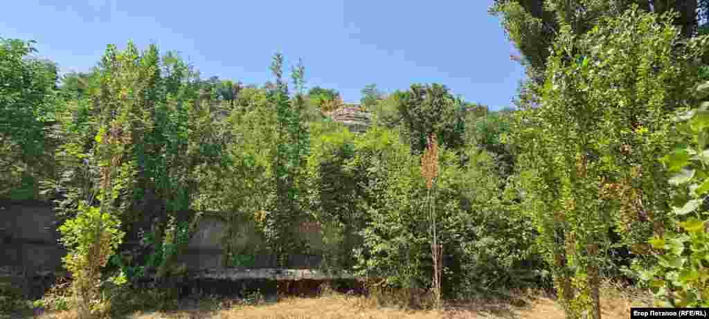 Над тропой возвышаются меловые скалы, а ниже – река Малый Салгир