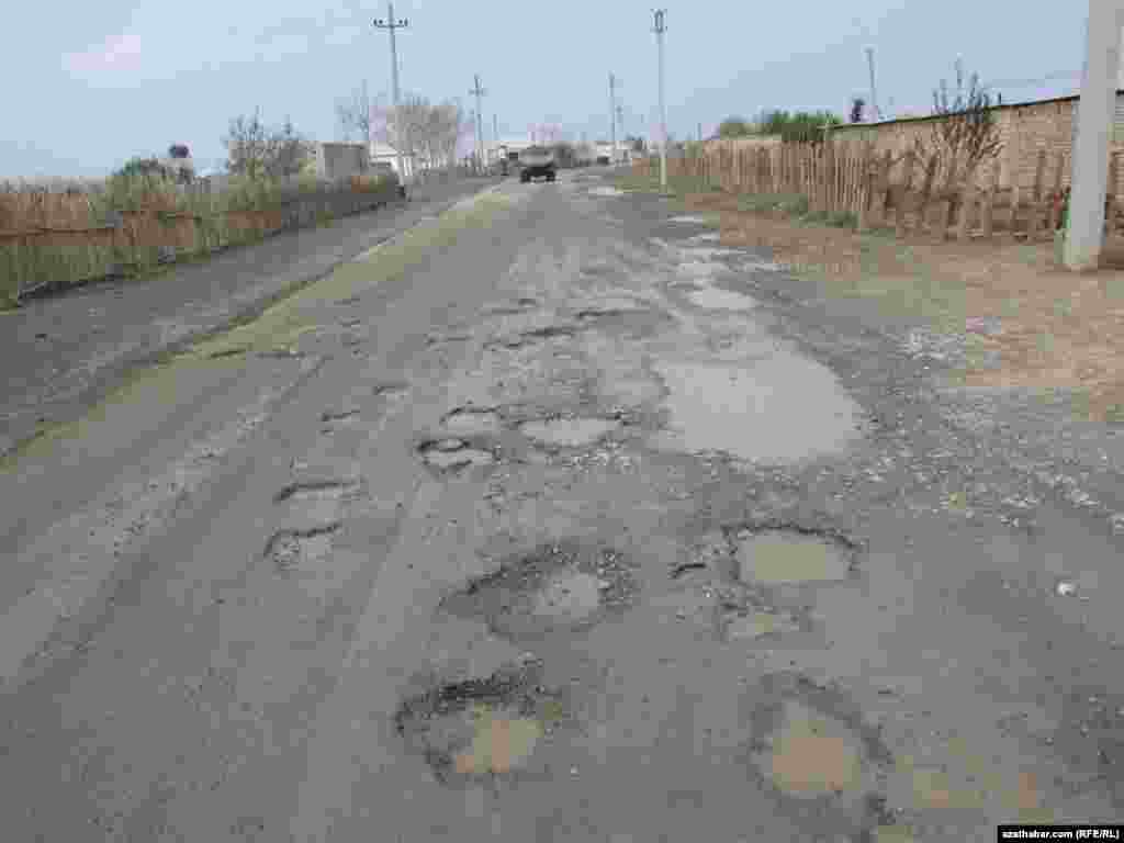 Türkmengala, "Täze oba" daýhan birleşigi: Sürçegi çykan ýol.