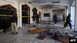 Сүрөттө: Мечиттеги жардыруудан кийин коопсуздук күчтөрү иликтөө иштерин жүргүзүүдө.