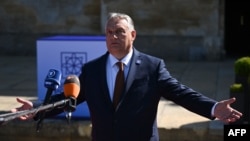 სამიტზე ვიქტორ ორბანს ჟურნალისტებმა ჰკითხეს, რას ეტყოდა უკრაინელებს. მან მხრები აიჩეჩა და თქვა: "ჩვენ თქვენ გვერდით ვართ".