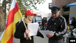 День голосования – 9 апреля, был определен в соответствии с поправками в закон о выборах президента РЮО, которые были приняты еще в конце прошлого года