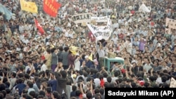 Zeci de mii de oameni, majoritatea tineri studenți, au protestat în mai și iunie 1989 în Piața Tiananmen, cerând democrație.