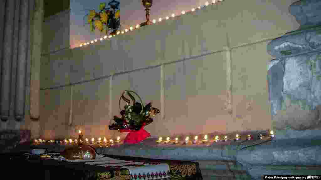 Kise ögünde yerleştirilgen haç yanında çıraqlar