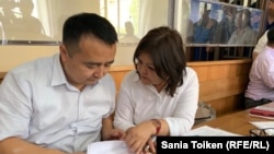 Серикжан Билаш адвокаты Айман Умарова менен. Нур-Султан. 29-июль, 2019-жыл.