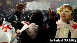 „გზის გადაკეტვაზე 5000 ლარი ჯარიმაა, სახის დაფარვაზე - 2000. მირჩევნია ისევ სახის დაფარვის გამო დამაჯარიმონ“, - ამბობს 47 წლის ნინო, რომელიც ბოლო კვირებია აქციაზე პირბადით, კეპით და კეპზე წამოფარებული კაპიუშონით დადის (ფოტოილუსტრაცია). 