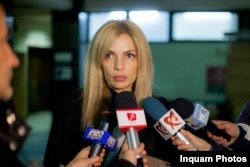 Laura Vicol, în ianuarie 2015, în timpul unei declarații în fața reporterilor la Înalta Curte de Casație și Justiție – acolo unde o reprezenta pe fosta șefă a DIICOT, Alina Bica.