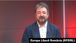 Politologul Cristian Pîrvulescu consideră că întreaga procedură de suspendare e menită să favorizeze partidele de extremă dreapta.