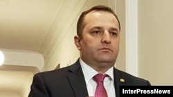 დავით სუჯაშვილი, დაზვერვის სამსახურის ყოფილი უფროსი პროკურატურაში გამოჰკითხეს.