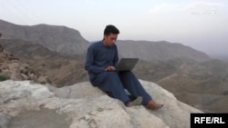 ارشیف، یو ځوان د زده‌کړو پر مهال. انځور تزئیني بڼه لري