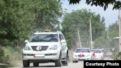 Кыргызстанда үлпөт тойдо катар-катар унаа менен сейилге чыгуу модага айланган.