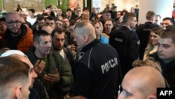 Ucraineni încercând să-și reînnoiască pașapoartele în aprilie 2024 la Varșovia. Kievul a căutat atunci să-i forțeze să vină acasă pe bărbații de vârstă militară inclusiv făcându-le „probleme” consulare.