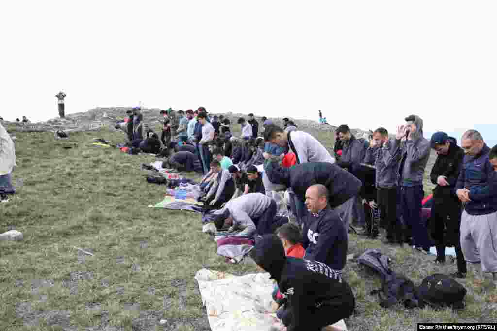 Чарада катнашучылар тауга күтәрелеп сөрген корбаннары рухына дога кылды