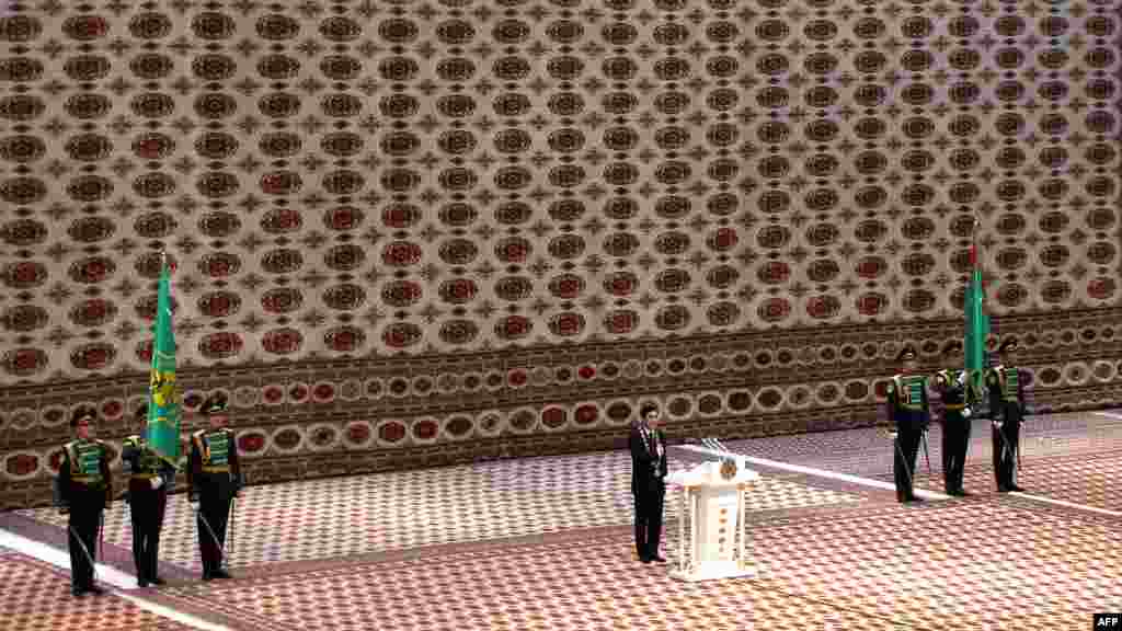 Инаугурация на второй срок президента Туркменистана Гурбангулы Бердымухаммедова 17 февраля. 12 февраля на президентских выборах он получил более 97 процентов голосов избирателей. (AFP/Игорь Сасин) 