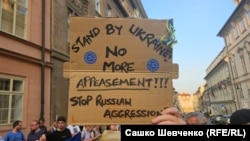 Manifestație de susținere a Ucrainei în fața Ambasada SUA din Praga, pe 13 august 2025, înaintea summitului Trump-Putin din Alaska.