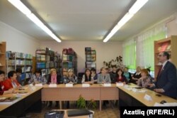 Түгәрәк өстәл