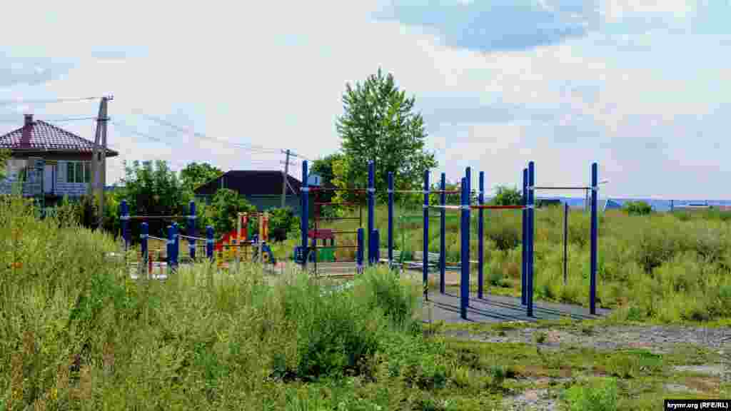 Серед нових об'єктів &ndash; дитячі та спортивні майданчики. В цьому районі Ак-Мечеть територія не доглянута. Алергенний бур'ян, що росте навколо, відлякує батьків і їхніх дітей