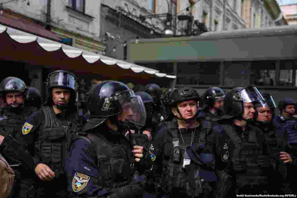 Поліцейські охороняють учасників Маршу рівності