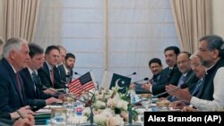 رکس تیلرسن وزیر خارجه ایالات متحدۀ امریکا حین ملاقات با شاهد خاقان عباسی صدراعظم پاکستان در اسلام آباد