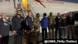 Șerifii americani din Philadelphia l-au dus pe suspect peste ocean săptămâna trecută. 