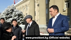 Президент Садыр Жапаров жаңы конуштардын тургундары менен жолугушууда. 