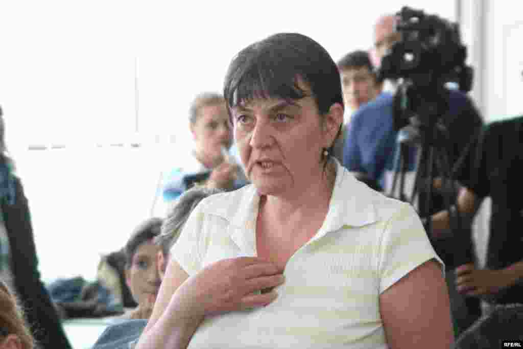 «Қазатомпромның» тұтқындалған бұрынғы вице-премьері Малхаз Цоцорияның әйелі - Марийка Цоцория.  - Марийка Цоцория «Хьюман Райтс Вотч» құқық қорғау ұйымының директоры Кеннет Росстың баспасөз -мәслихатында тұтқындалған күйеуі Малхаз Цоцорияның «куәгерлерді қорғау» бағдарламасы бойынша жасырын пәтерде екендігіне қарамастан, туған-туыстары онымен кездесе алмай отырғандығын айтты.