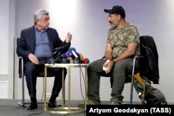 Prezident Serj Sarkisyan etiraz aksiyalarının lideri Nikol Paşinyan ilə görüşür. 2018