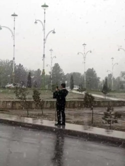 Снегопад в Ашхабаде, 8 апреля, 2020