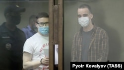 Виктор Филинков (слева) и Юлий Бояршинов в суде (Архивное фото)
