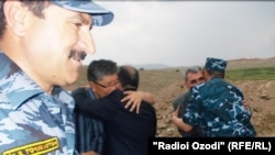 Кыргыз-тажик расмий өкүлдөрүнүн чек арадагы жолугушуусу. Тажикстандын Исфара району, 23-июнь, 2012.