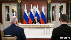 Președintele rus Vladimir Putin face declarații presei la Moscova, în primele ore ale dimineții de 11 mai.
