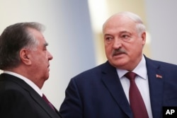 Прэзыдэнт Таджыкістану Эмамалі Рахмон і Аляксандар Лукашэнка размаўляюць перад самітам Шанхайскай арганізацыі супрацоўніцтва, Т’яньцзінь, Кітай, 1 верасьня 2025 году