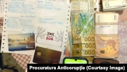 Fotografie distribuită de Procuratura Anticorupție în urma perchezițiilor într-un dosar de corupere a alegătorilor și finanțare ilegală a partidelor.