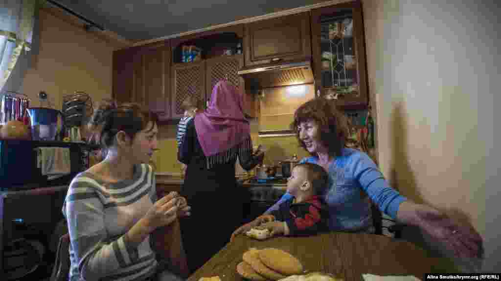 Еміне з дочками й онуками за обідом у себе в будинку в Краснокам'янці