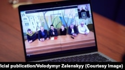 Зяленскі паразмаўляў з вызваленымі палітвязьнямі Беларусі, 15 сьнежня 2025 году