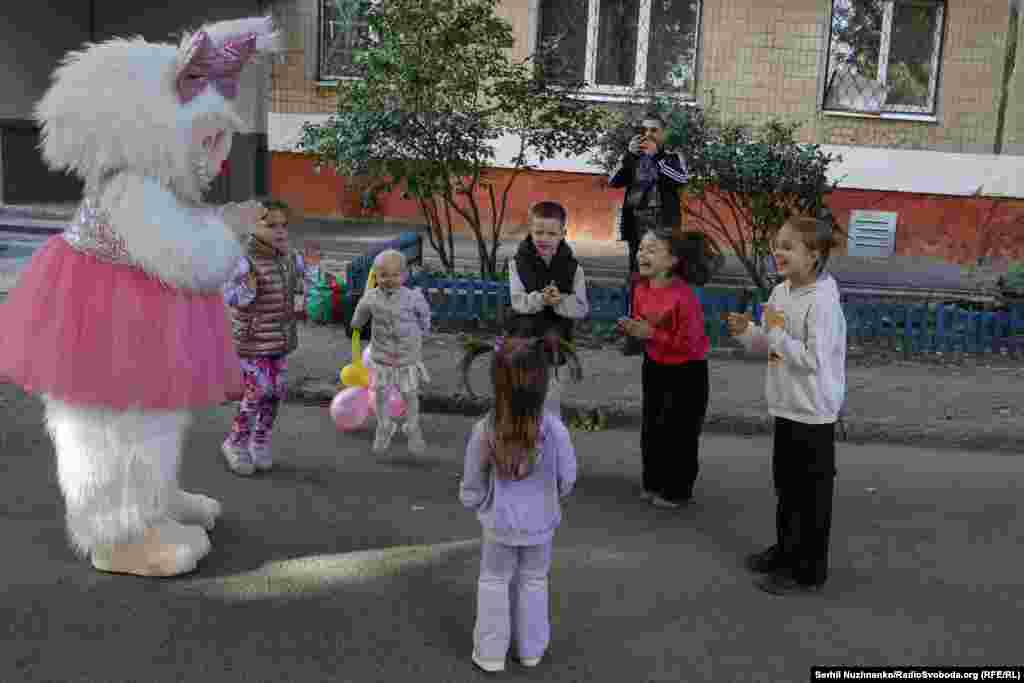 Сьвяткаваньне дзіцячага дня народзінаў у Краматорску, за 16 кілямэтраў ад лініі баявога сутыкненьня