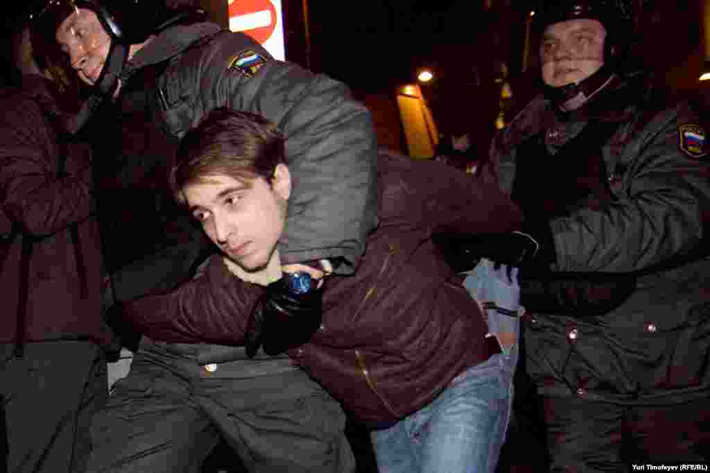 Law enforcement officers arrest antigovernment rally participants on Moscow's Triumph Square on December 6.