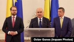 Liderii celor mai mari partide din Coaliția de guvernare: în centrul – premierul Ilie Bolojan (PNL), în dreapta liderul PSD Sorin Grindeanu, iar în stânga cel al USR, Dominic Fritz. 