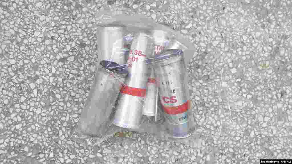 Pod uslovom da su stajala u magacinu u originalnom pakovanju, protokom vremena ova sredstva samo gube deo svoje snage, naveo je za RSE direktor Instituta za opštu i fizičku hemiju Stevan Blagojević, povodom zabrinutosti jer pojedini suzavci datiraju iz 1990. godine.