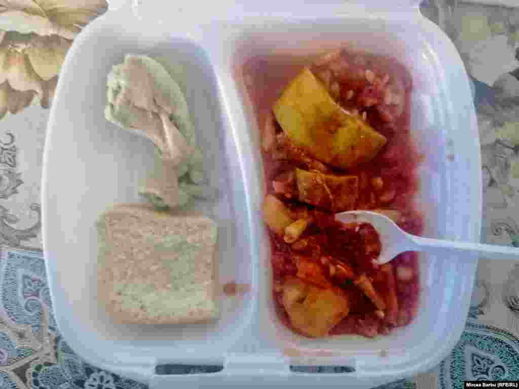 Pentru fiecare pacient internat există o așa-zisă &bdquo;foaie de mișcare a bolnavului&rdquo;, unde sunt trecute toate restricțiile dietetice decise de medic, dar și secția unde este internat. Astfel, infirmierele știu exact cine, ce și mai ales unde mănâncă.&nbsp;