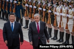 Президент Китая Си Цзиньпин (слева) и прибывший с визитом в Пекин президент Казахстана Касым-Жомарт Токаев. 11 сентября 2019 года.
