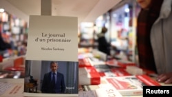 Memoriile fostului președinte francez Sarkozy, „Jurnalul unui deținut”, la Paris.