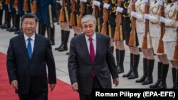 Кытайдын президенти Си Цзинпин (солдо) жана казак президенти Касым-Жомарт Токаев. Бээжиндеги Элдик кеңеш үйүнүн салтанатында. 11-сентябрь, 2019-жыл.  