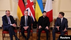 Премьер-министр Великобритании Кир Стармер, президент Украины Владимир Зеленский, президент Франции Эмманюэль Макрон и канцлер Германии Фридрих Мерц во время встречи в Лондоне, Великобритания, 8 декабря 2025 года