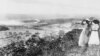 Женщины наблюдают за строительством Панамского канала в начале 1900-х.