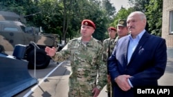 Беларусь президенти Александр Лукашенко Ички ишлар вазирлиги махсус қўшини тасарруфидаги ҳарбий техникани кўздан кечирмоқда. Минск, 2020, 28 июль