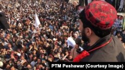 منظور پښتین د ۲۰۲۱ز د فبرورۍ پر اوومه د پېښور جلسې ته وینا کوي - د ارشیف انځور.